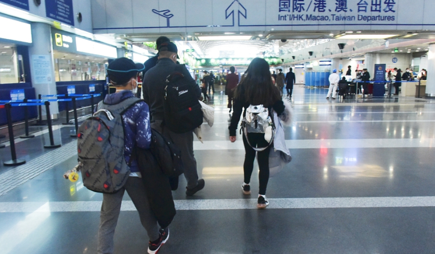 刘涛一双儿女罕见露面！王珂与12岁女儿亲密并行，儿子孤单尾随