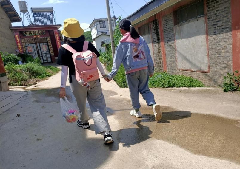 云南经济管理学院暑期三下乡，关爱留守儿童，搭建心灵之桥