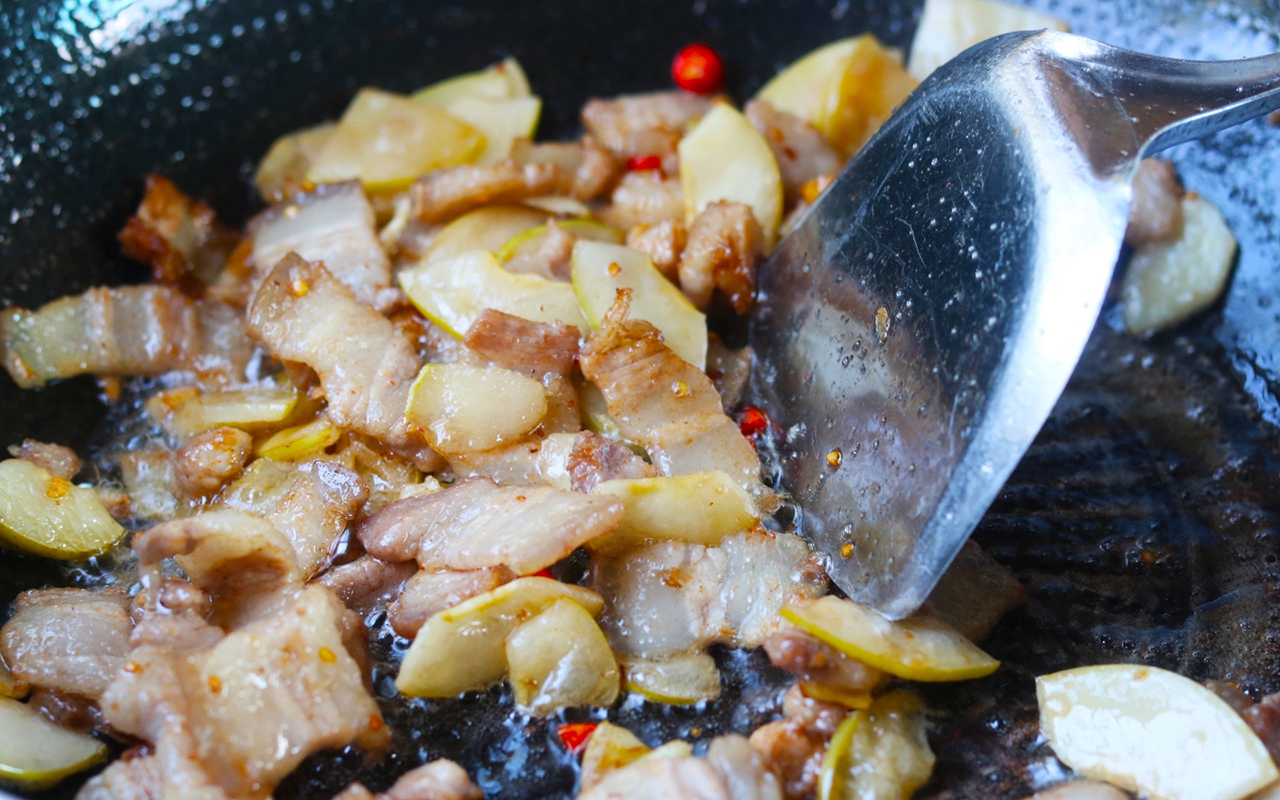 云南这木瓜,6块钱一斤,遇见多买几个,能生吃能做菜,酸甜爽脆