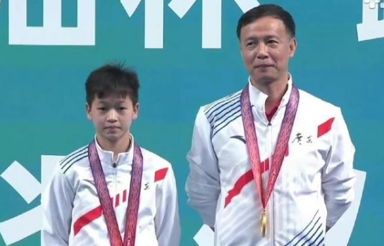 钦佩！全红婵家人首次接受奖励，豪车盛情难却，无任何捞金行为