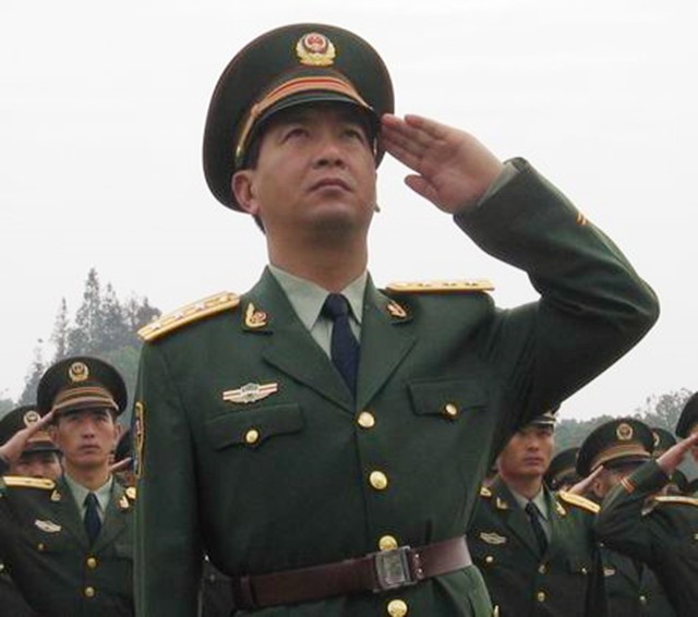 老山战场侦察英雄丁晓兵，被炸亲手割掉手臂，31年后成独臂少将