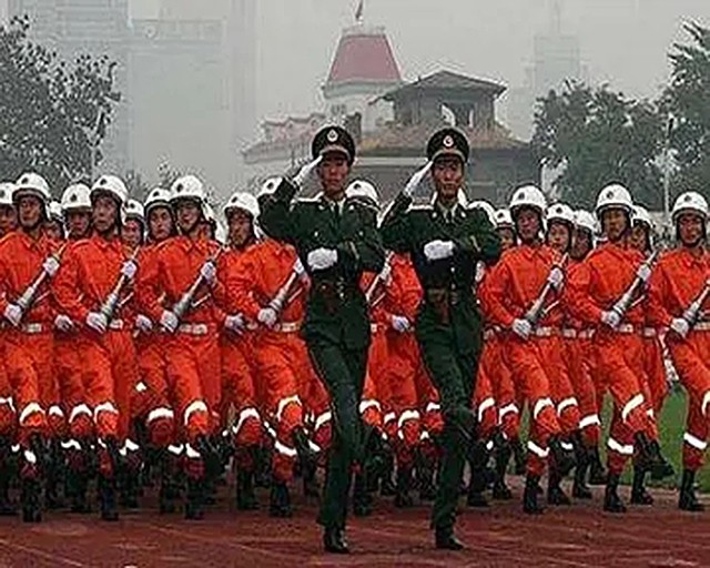 20岁兵哥哥救火牺牲，追思会万人自发送行，如今失独夫妻收获一女