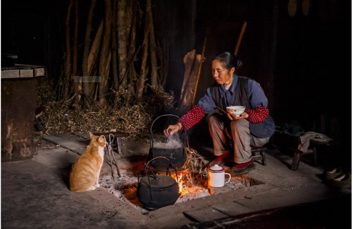 火把节是什么民族的(一年最热的盛夏，彝族为啥要“玩火”？揭秘彝族火把节的文化密码)