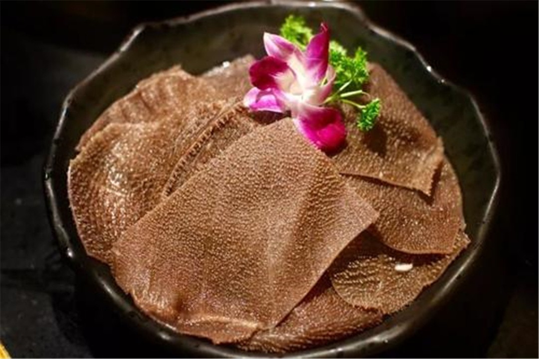 牛只吃草为什么能长出一身肌肉?其实它们偷偷在肚子里吃"肉"