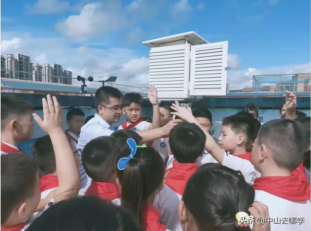 开学啦！现场多图预警：妈趴窗，爹爬墙，脸贴地！场面过于欢乐