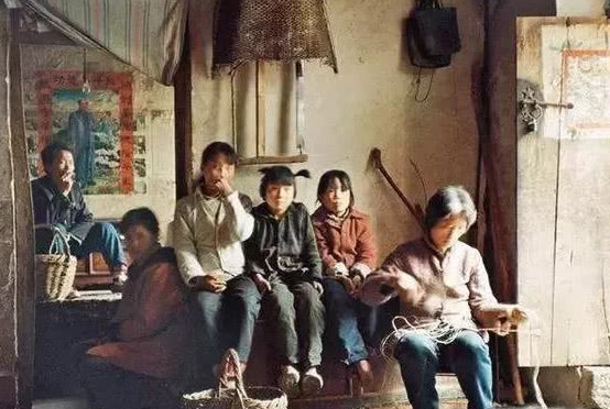 父母在，兄弟姐妹是一家，下句让人心里突然很难受，回不去了吗？