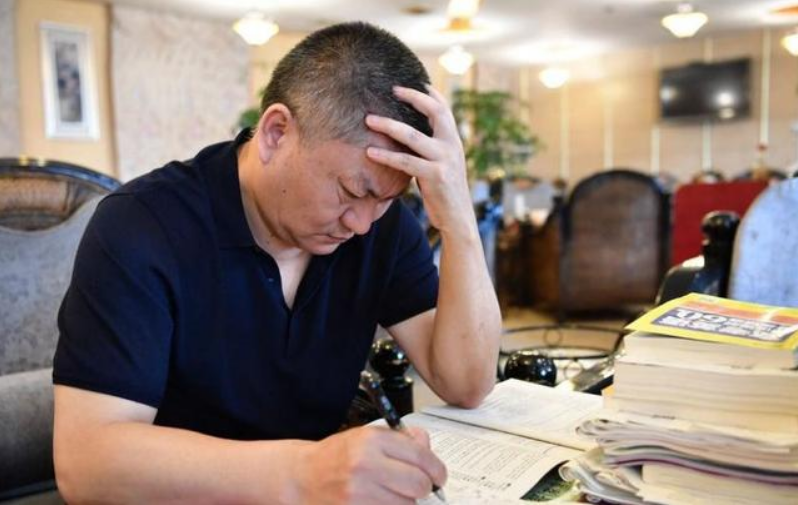 54岁高考钉子户梁实，今年第25次高考403分，称明年要转读文科