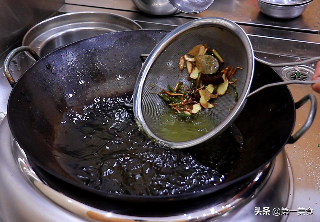 做辣椒油时不要直接泼油，多加这一步，香气扑鼻，色泽红亮