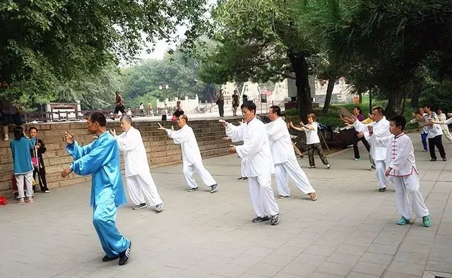 老年人总在凌晨三四点醒来，影响健康吗？做好这4点或可睡得更香