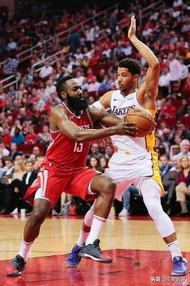 nba球迷为什么不能伸出右手(「NBA」为什么欧洲步是NBA最有争议的动作，也是最有杀伤力的动作)