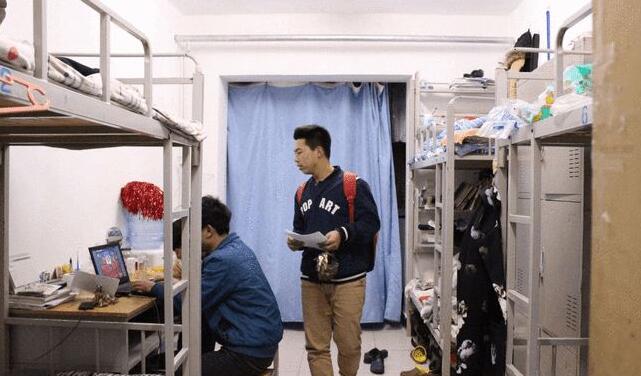 大一新生入学，宿舍床位选“上铺”还是“下铺”？提前了解别选错