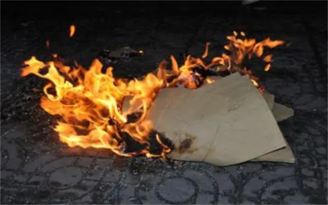 人去世后为何要烧纸？这种几千年的习俗，仅仅只是一种迷信吗？