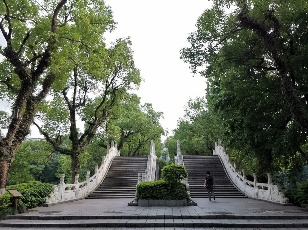 在人间仙境,感受人间烟火与人间理想