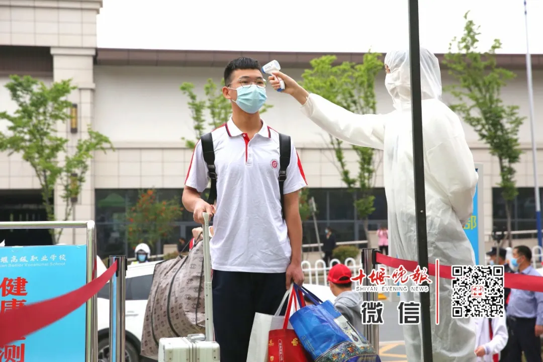 今天开学！刚刚在十堰这些学校拍下，这一幕等了太久