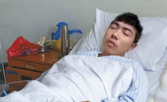 10年前，卖肾买苹果手机的少年，获赔147万后，生活却过得很难堪