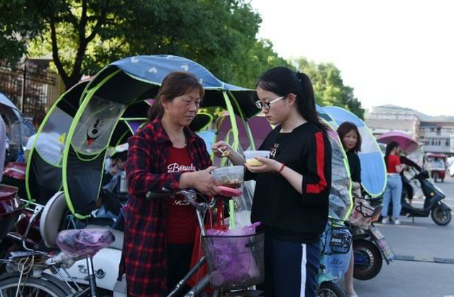 毛坦厂“陪读妈妈”，放弃年薪20万的事业，专心给孩子“送外卖”