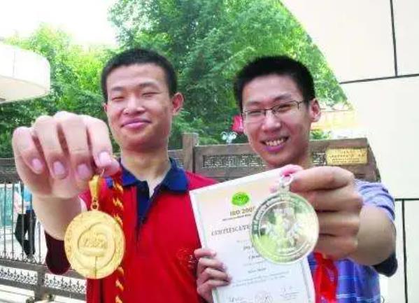 北大数学天才韦东奕又火了，每月生活费仅300，板书堪称视觉盛宴