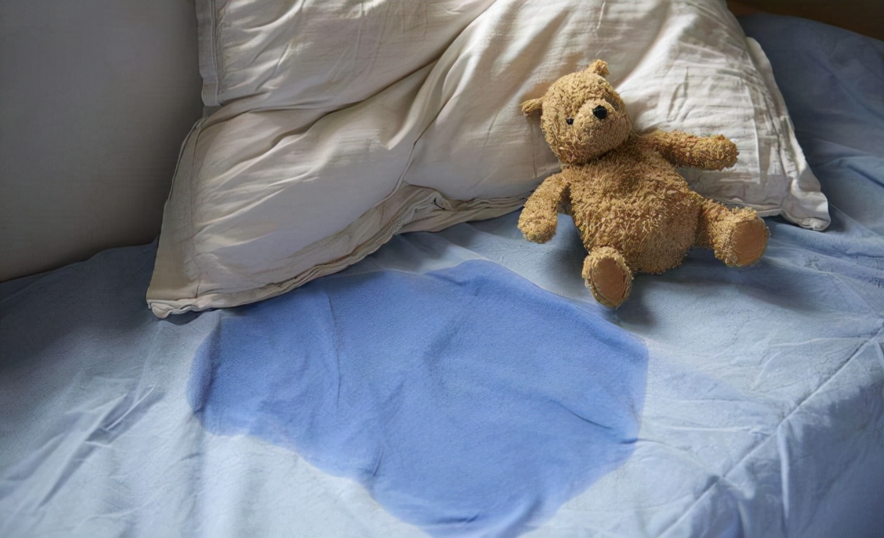 孩子上幼儿园后,出现尿床的情况,不仅仅是生理原因,父母要重视
