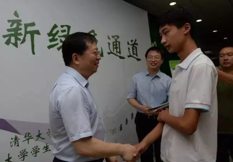 庞众望：捡废品照顾瘫痪母亲，744分上清华大学的河北男孩