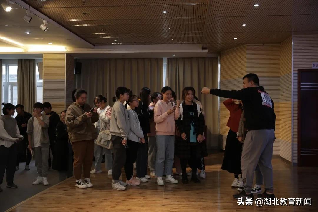 “生命摆渡人”汪勇竟向学生们展示自己的“朋友圈”？这堂大思政课太活了