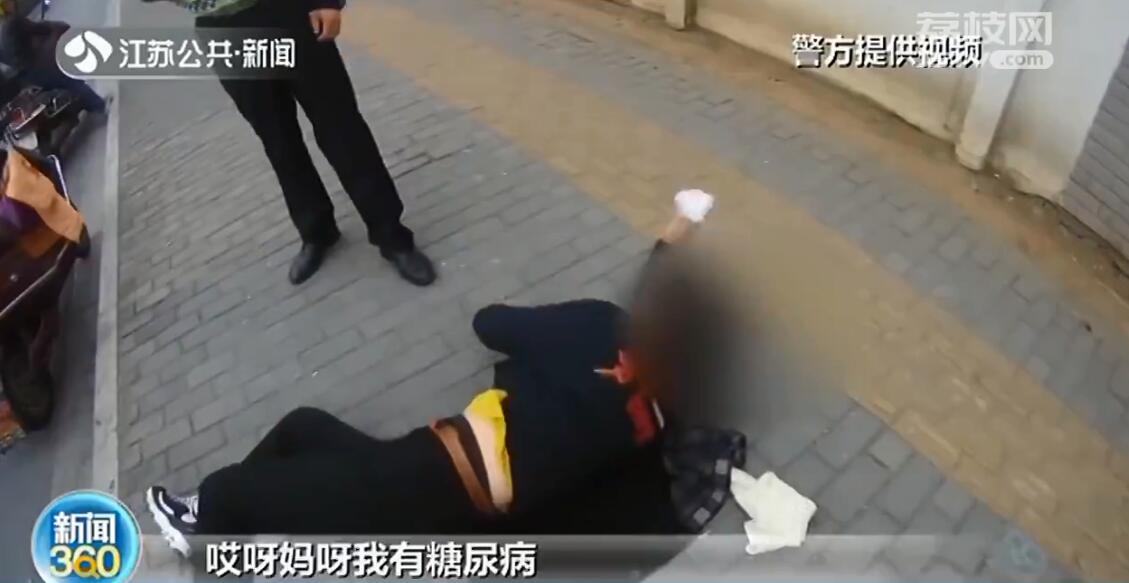 南京女子骑电动车不戴头盔 还撒泼袭警：我死了我愿意