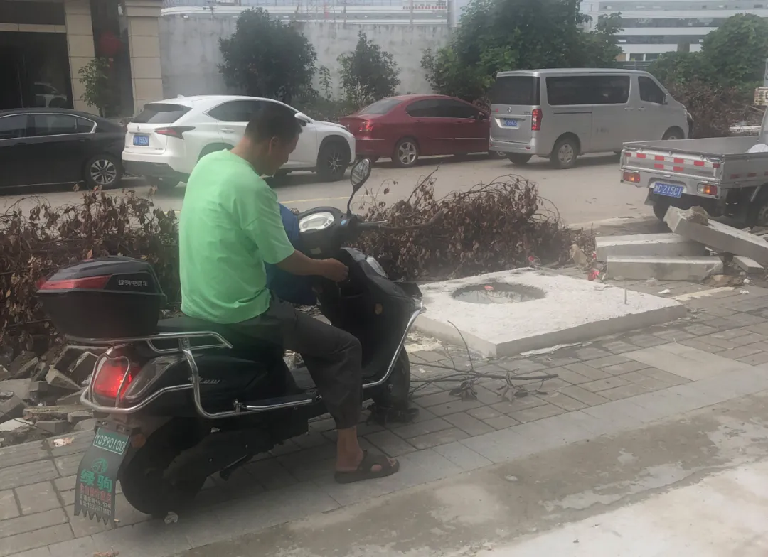 女子驾车冲入3米深河，生死两分钟，“最帅F4”出手了