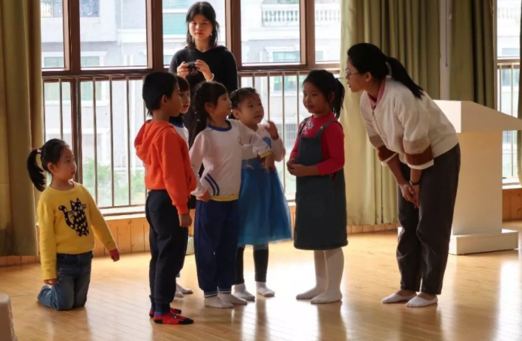 母亲去孩子幼儿园当保育员，以为能兼顾工作和家庭，没多久后悔了