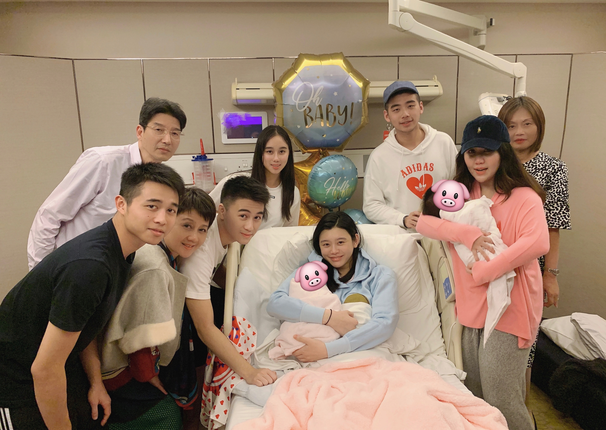 奚梦瑶二胎产女,晒一家温馨握手照,为什么明星官宣都爱晒手合照