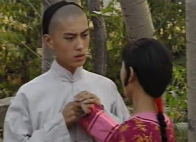 与二婚妻子相守11年，演20年配角终成名，靳东到底有何本事？