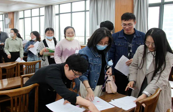 32种事业编转为“合同工”，薪资待遇或将减半，铁饭碗还铁吗？