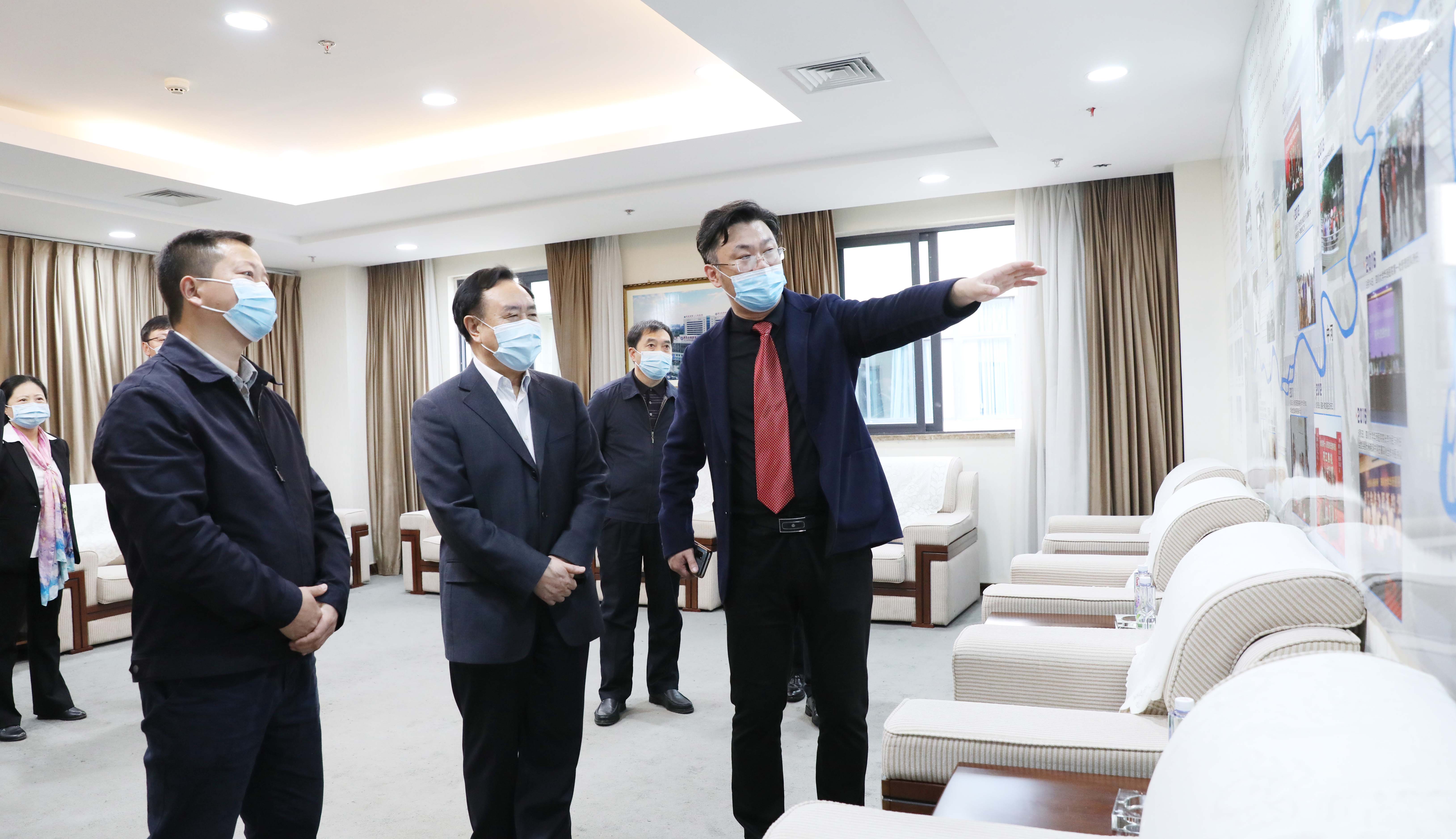 整躬率物传杏林万代，和衷共济开医学昌明