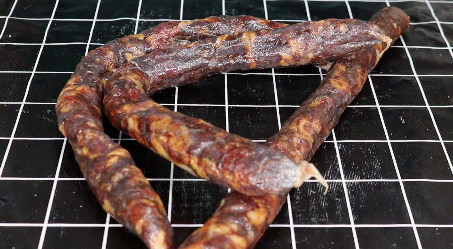 腊肠没吃完，万不可直接放冰箱保存，教你一招，吃一年不变质