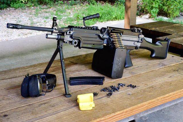 m249 轻机枪