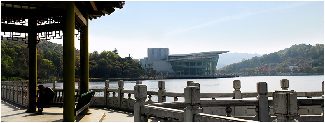 湖北“超网红”大学：依山傍水，空调宿舍，每人还配家具一套