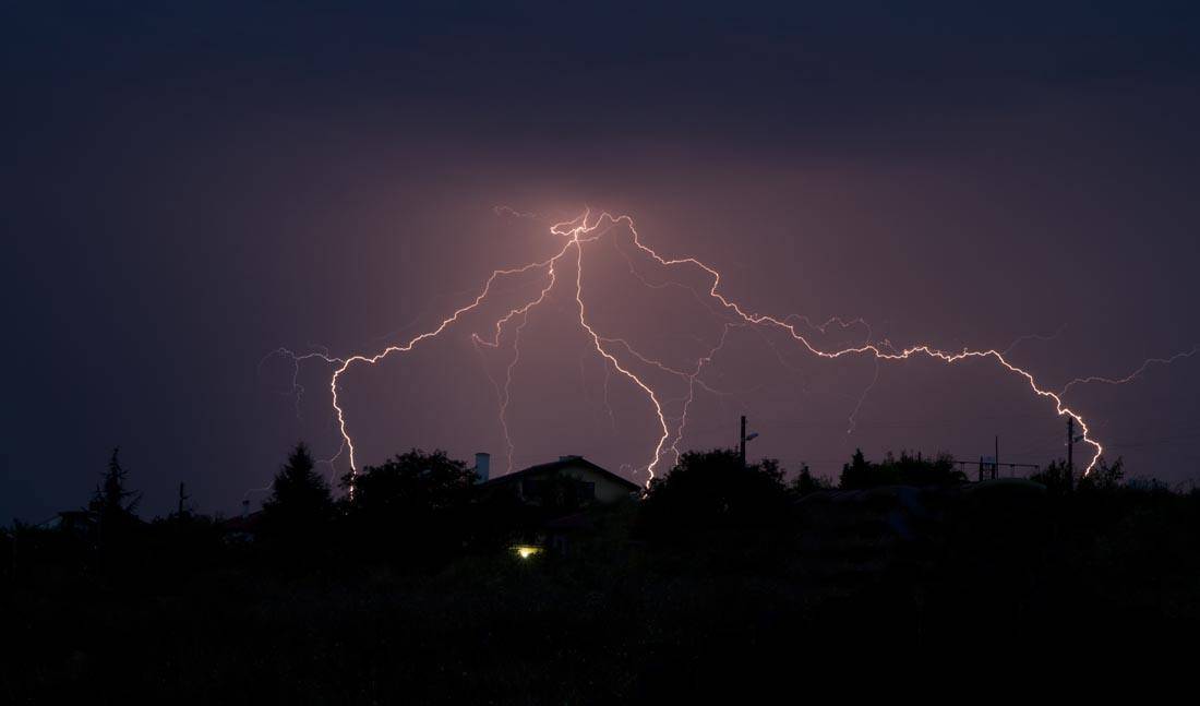 闪电和雷是怎么形成的？闪电释放的能量有多大？