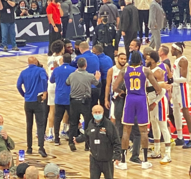 NBA斗殴(看着都疼！詹姆斯挥肘致对手满脸是血，严重冲突：悍将狂冲要打架)