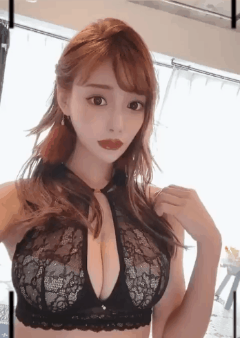 好看美女邪恶GIF图片：这，看上去就是很粉嫩的样子！