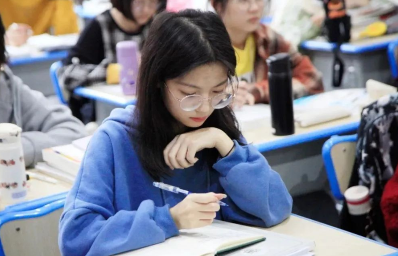 上海很神秘的二本大学，知名度并不高，但毕业生多数成为公务员