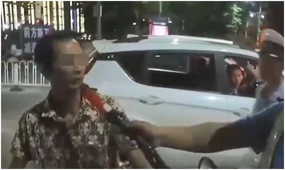 “酒后推车”算酒驾吗？女子酒后推车回家，交警：不违法但缺德
