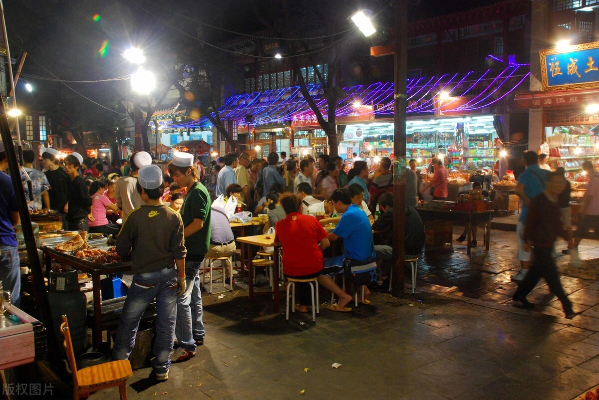 东北爷们开烧烤店，这样做生意才能火