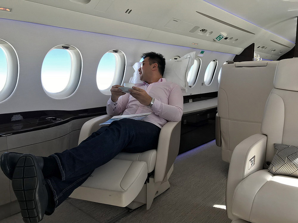 私人飞机猎鹰8x,51000英尺高空的完美体验!