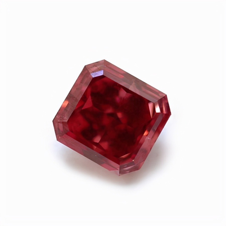 截至目前,宝石学家尚未发现导致红色钻石的原因,他们最好的猜测是原子