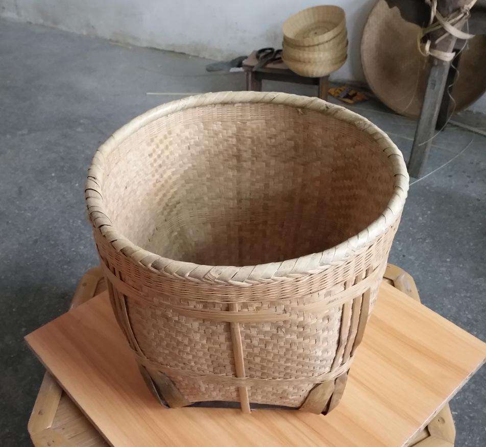 到了收割水稻的时候,用打谷机把稻谷打下来后,就要用这种箩筐装好