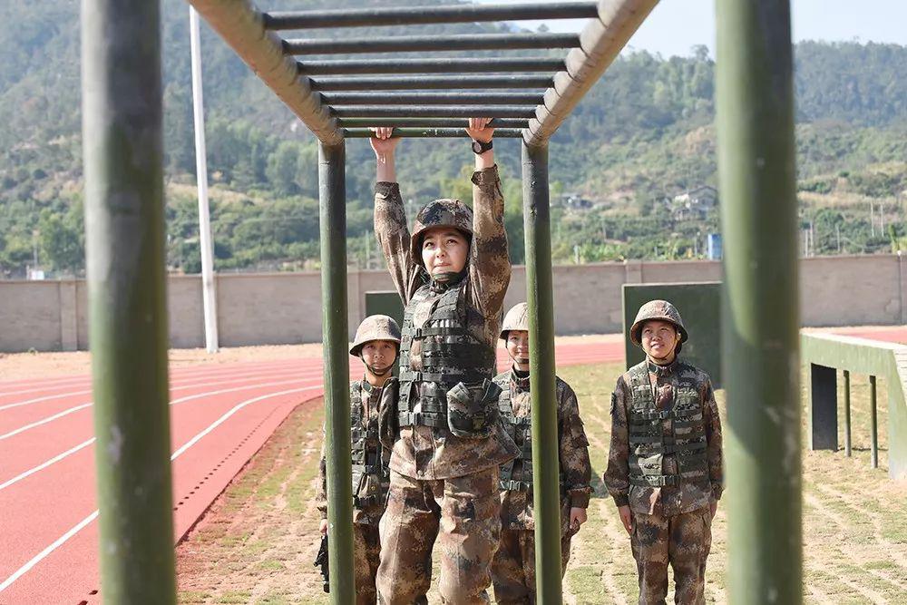 军营版“迪丽热巴”！又美又飒！网友：果然好看的都上交部队了