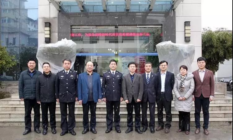 最近，西北政法大学连续捧回6项