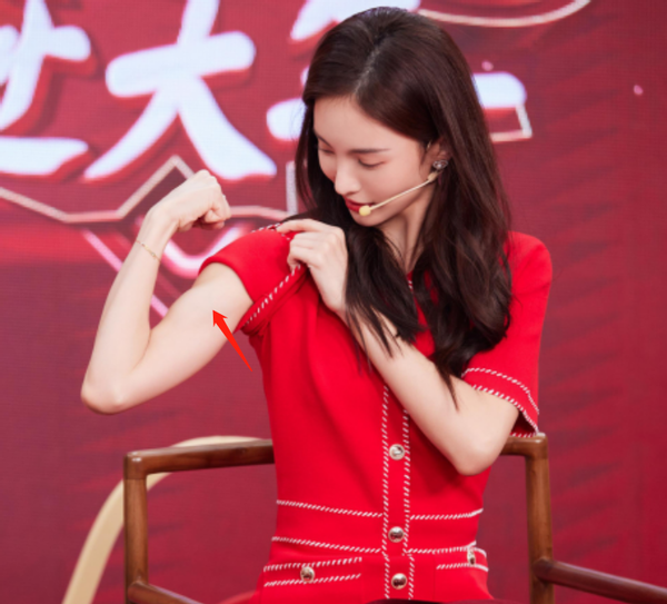 31岁金晨穿短裙秀纤细长腿，跪在沙发凹出S型曲线，性感又撩人
