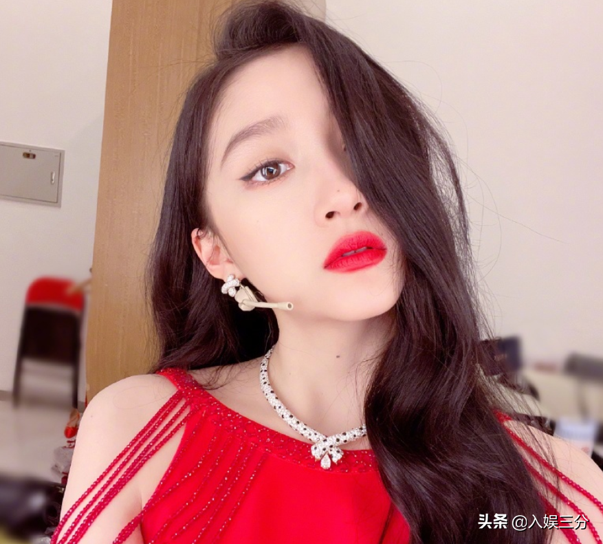 23岁关晓彤被曝延期毕业，和鹿晗恋爱影响学习，网上再添“实锤”