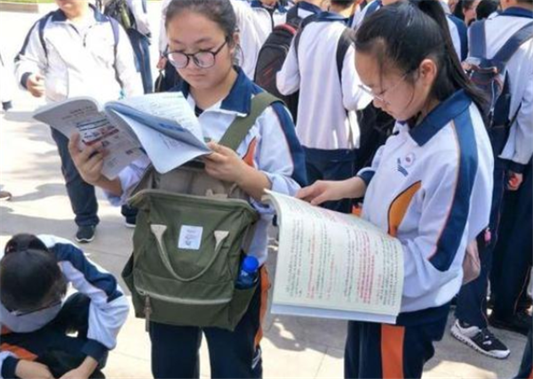 2022中小学迎来168天假，学生乐开花，家长：不知“后果”多严重