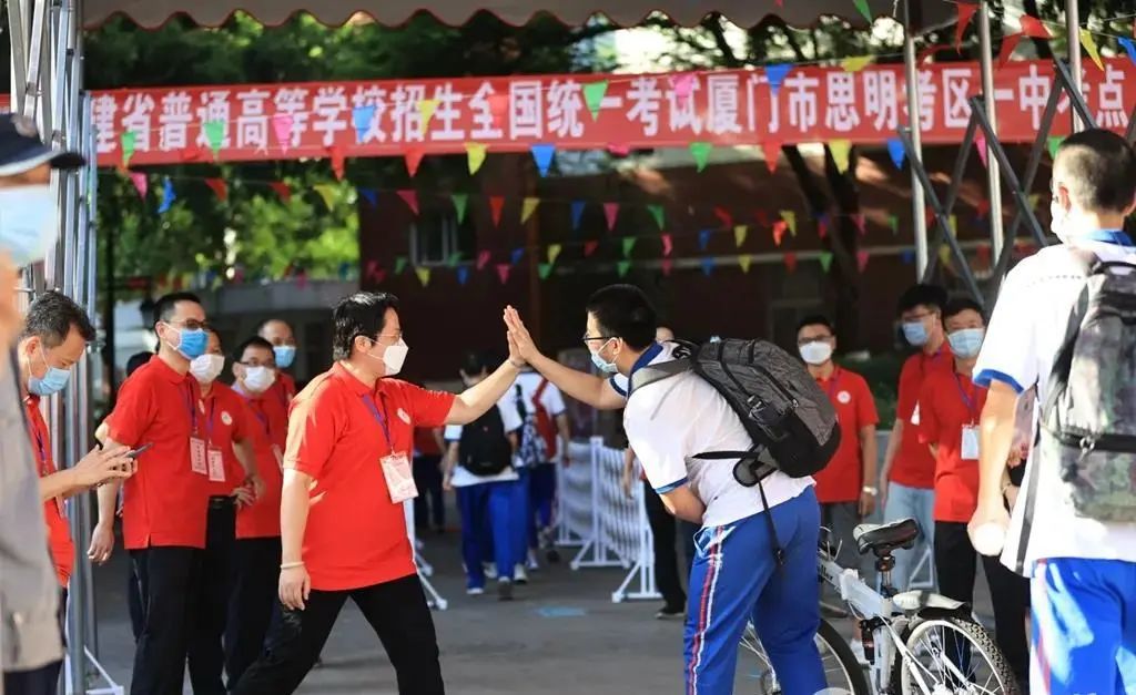 老照片回顾高考43年：马云高考数学1分，刘强东志愿当官...