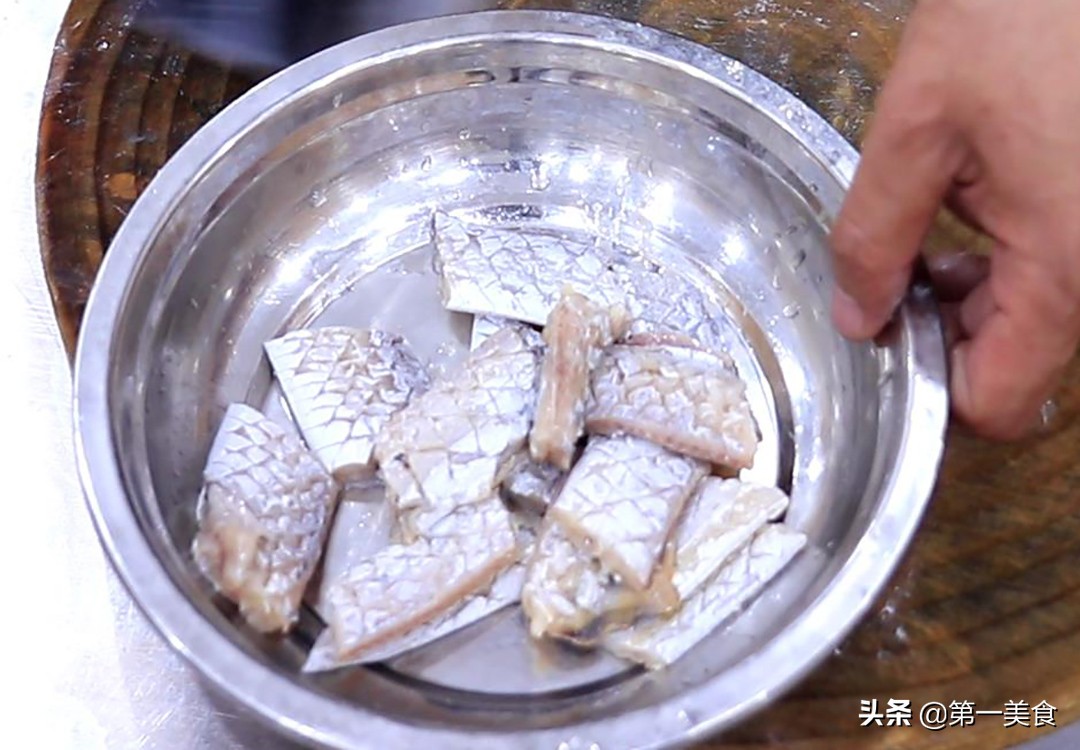 煎带鱼不粘锅有技巧，学会这个做法，色泽金黄，外脆里嫩又营养
